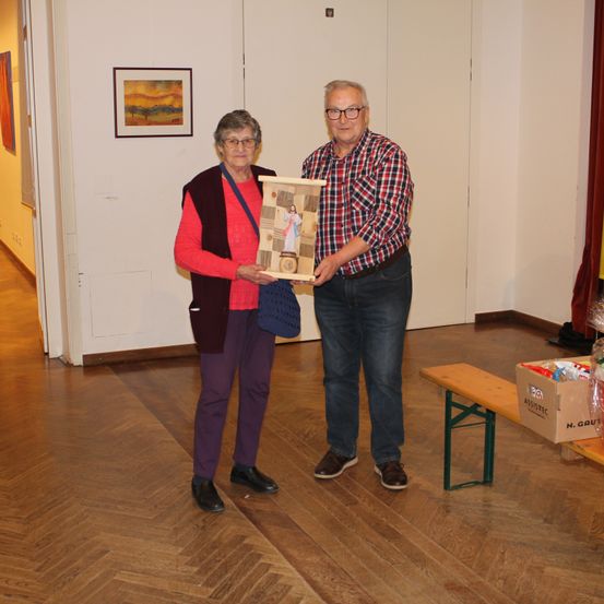 Bild enthält, Floor, Flooring, Hardwood, Plywood, Wood, Pants, Adult, Male, Man, Person