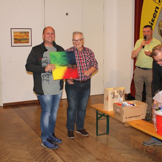 Bild enthält, Floor, Flooring, Wood, Plywood, Hardwood, Pants, Jeans, Adult, Man, Person