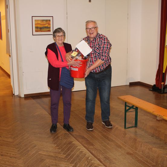 Bild enthält, Floor, Flooring, Hardwood, Plywood, Wood, Pants, Adult, Male, Man, Person