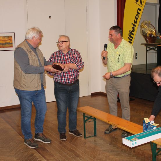 Bild enthält, Floor, Flooring, Plywood, Wood, Hardwood, Adult, Male, Man, Person, Jeans