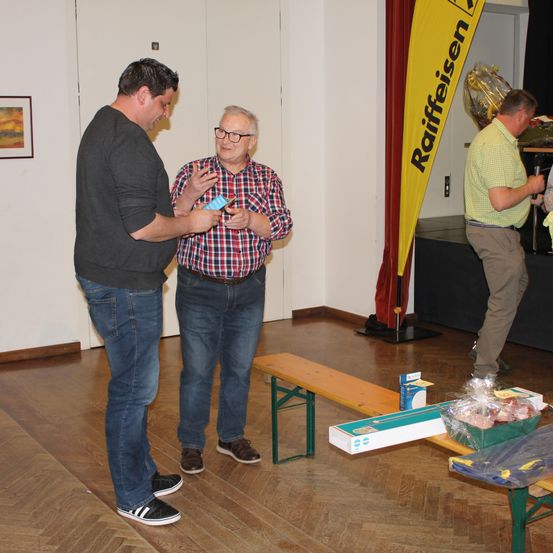 Bild enthält, Floor, Flooring, Plywood, Wood, Hardwood, Pants, Jeans, Adult, Man, Person