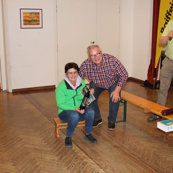 Bild enthält, Floor, Flooring, Hardwood, Plywood, Wood, Pants, Adult, Male, Man, Person