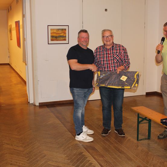 Bild enthält, Floor, Flooring, Hardwood, Plywood, Wood, Pants, Adult, Male, Man, Person