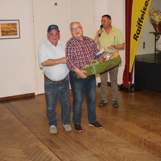 Bild enthält, Floor, Flooring, Wood, Hardwood, Pants, Plywood, Adult, Male, Man, Person