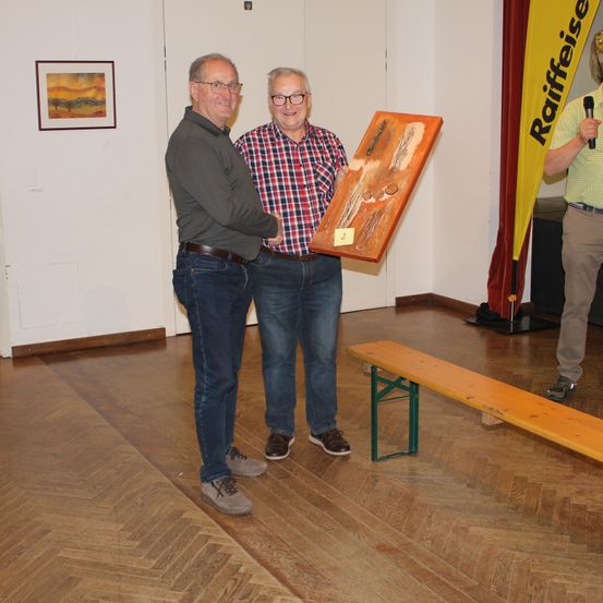 Bild enthält, Floor, Flooring, Hardwood, Plywood, Wood, Pants, Jeans, Adult, Man, Person