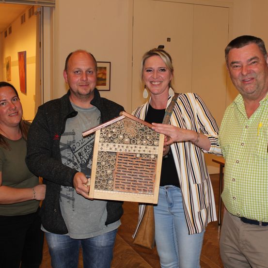 Bild enthält, Wood, Floor, Flooring, Pants, Plywood, T-Shirt, Adult, Female, Person, Woman