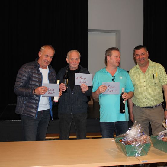 Bild enthält, Adult, Male, Man, Person, People, Pants, Plywood, Wood, Face, Jeans