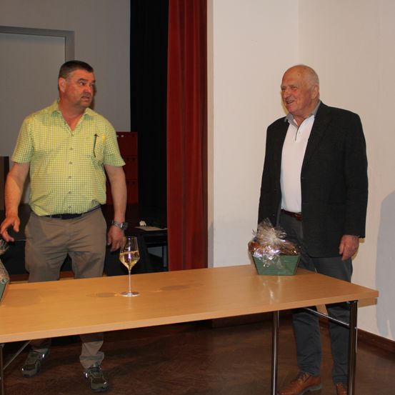 Bild enthält, Plywood, Wood, Table, Floor, Flooring, Hardwood, People, Person, Adult, Man