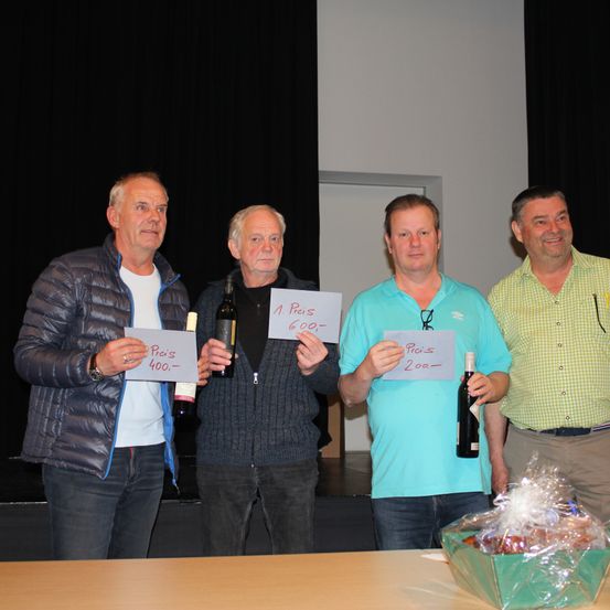 Bild enthält, People, Person, Adult, Male, Man, Pants, Jeans, Face, Jacket, Sweets