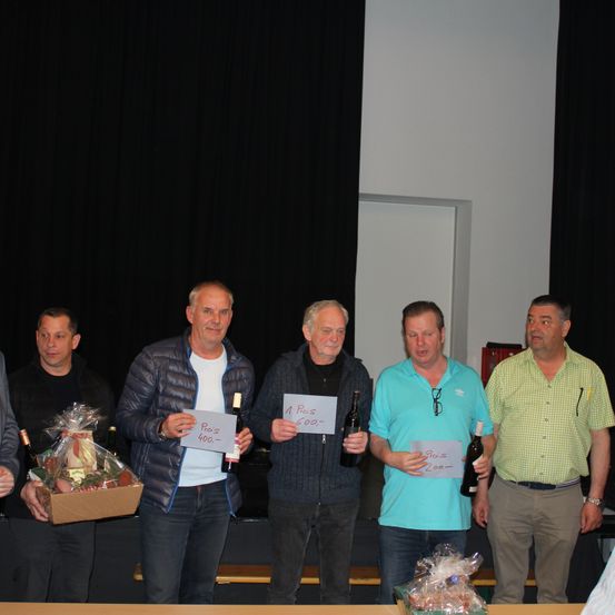 Bild enthält, People, Person, Pants, Adult, Male, Man, Seminar, Jeans, Suit, Face