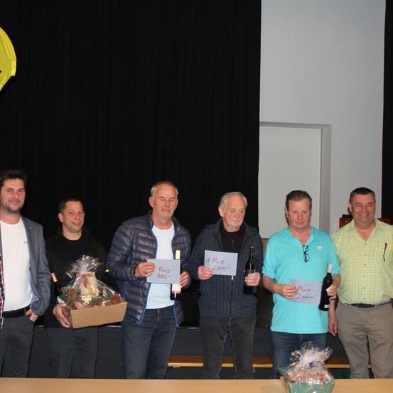 Bild enthält, People, Person, Pants, Adult, Male, Man, Jeans, Face, Suit, Text