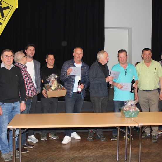 Bild enthält, Plywood, Wood, Pants, Jeans, People, Person, Adult, Male, Man, Pub