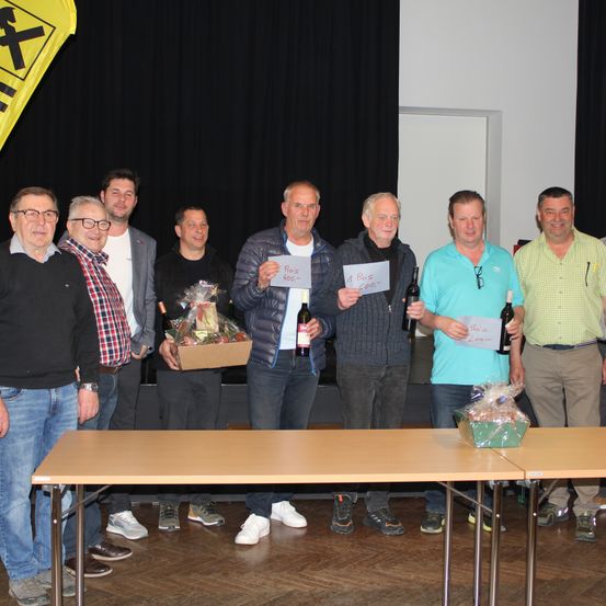 Bild enthält, Plywood, Wood, People, Person, Pants, Jeans, Adult, Male, Man, Shoe