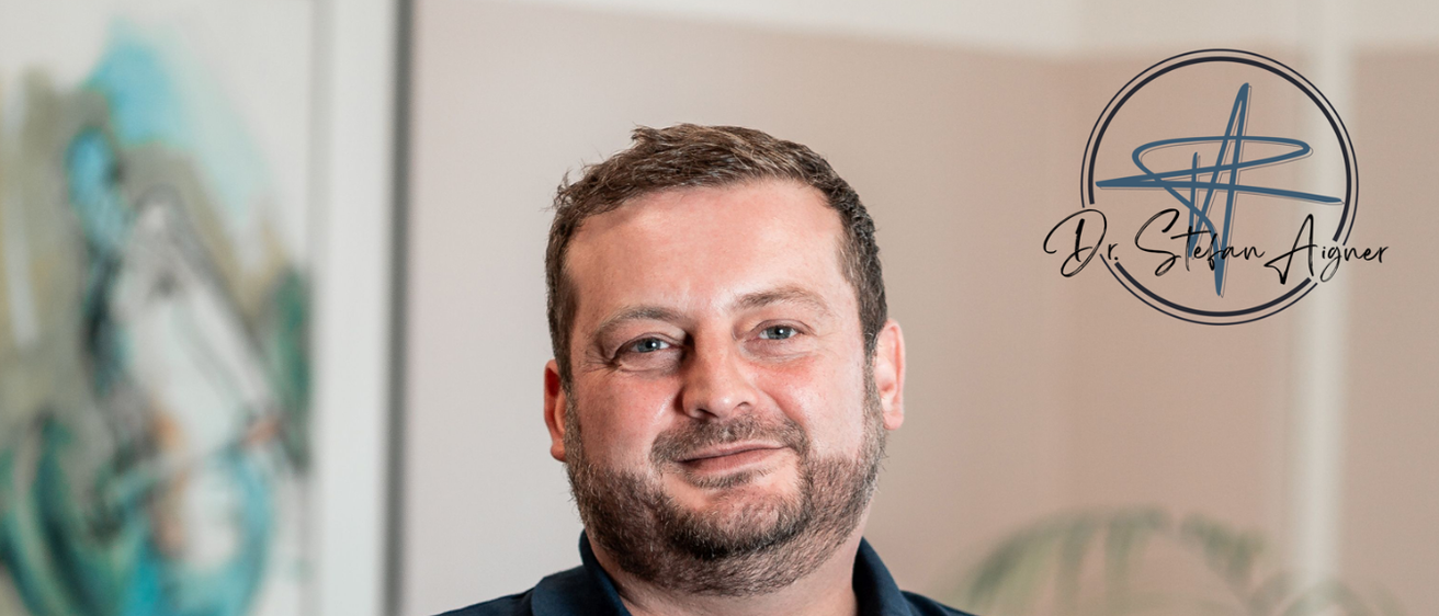 Bild enthält, Advertisement, Poster, T-Shirt, Adult, Male, Man, Person, Face, Head, Text