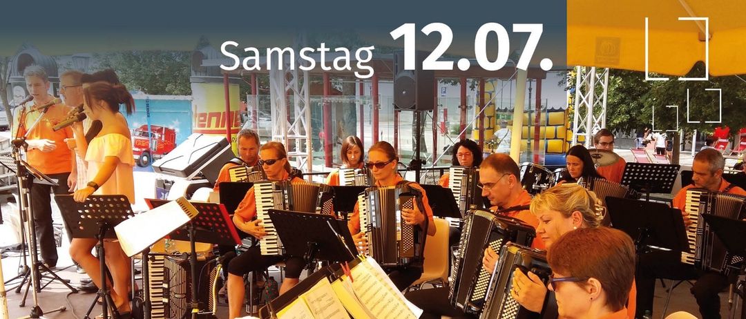 Das Plakat bewirbt ein Akkordeonorchesterkonzert von Morino am 12.07. um 10:00 Uhr. Die Veranstaltung ist kostenlos und wird von der Stadtgemeinde Furstenfeld veranstaltet.