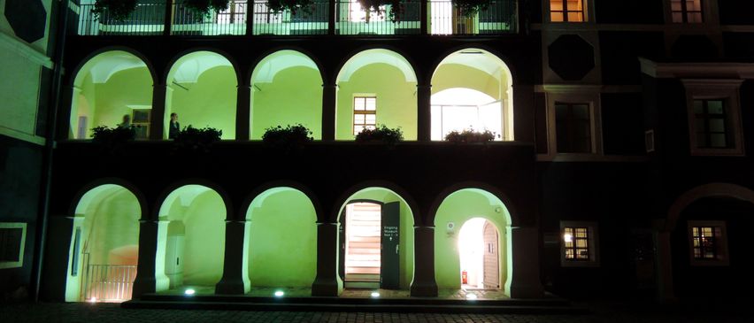 Bild enthält, Arch, Architecture, Building, House, Housing, Villa, Monastery, City, Person, Urban