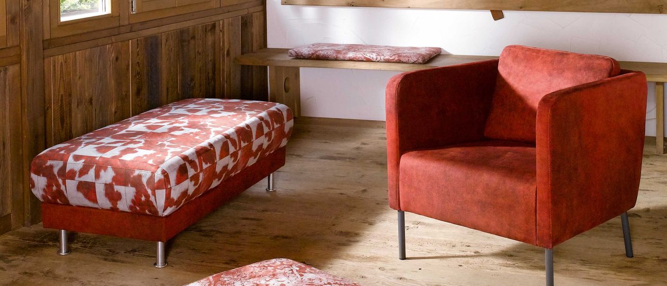 Bild enthält, Furniture, Indoors, Interior Design, Wood, Bench, Living Room, Painting, Person, Gun, Chair