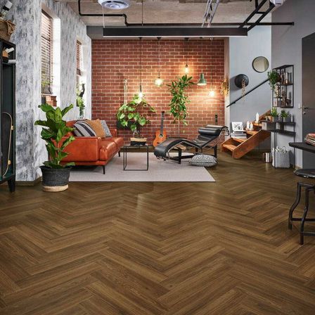 Bild enthält, Floor, Flooring, Indoors, Interior Design, Wood, Hardwood, Plant, Guitar, Living Room, Couch