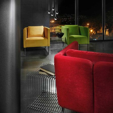 Bild enthält, Couch, Furniture, Chair, Indoors, Home Decor, Lounge, Interior Design, Living Room