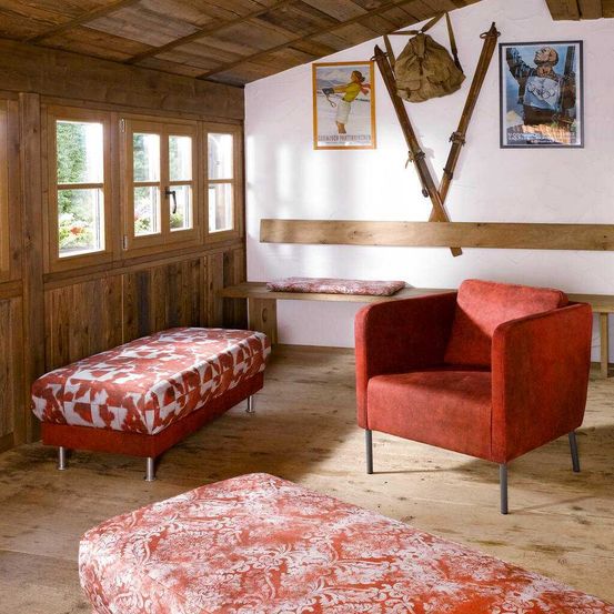 Bild enthält, Furniture, Chair, Wood, Bench, Person, Indoors, Interior Design, Bed, Housing