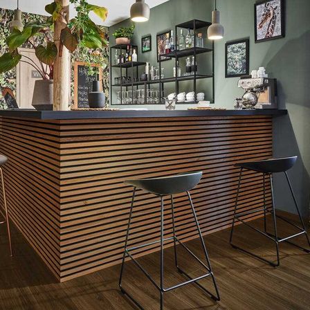 Bild enthält, Indoors, Interior Design, Furniture, Table, Wood, Plant, Hardwood, Chair, Wood Panels