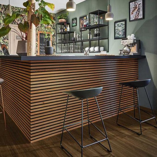 Bild enthält, Indoors, Interior Design, Furniture, Table, Wood, Plant, Hardwood, Chair, Wood Panels