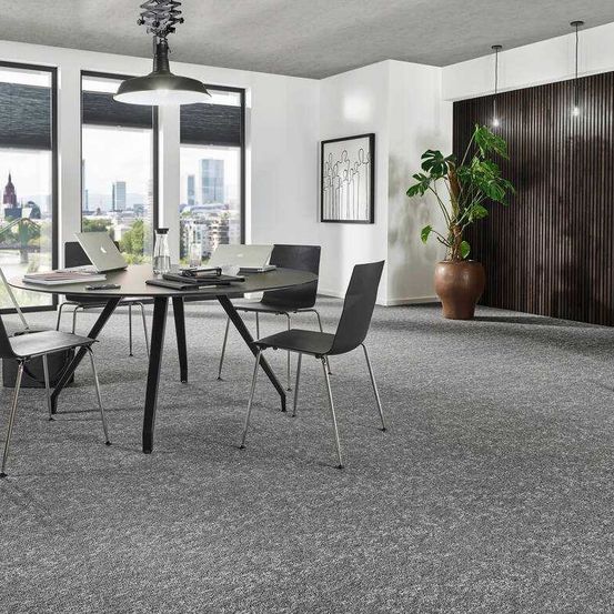 Bild enthält, Floor, Indoors, Interior Design, Flooring, Dining Table, Furniture, Table, Home Decor, Dining Room, Chair