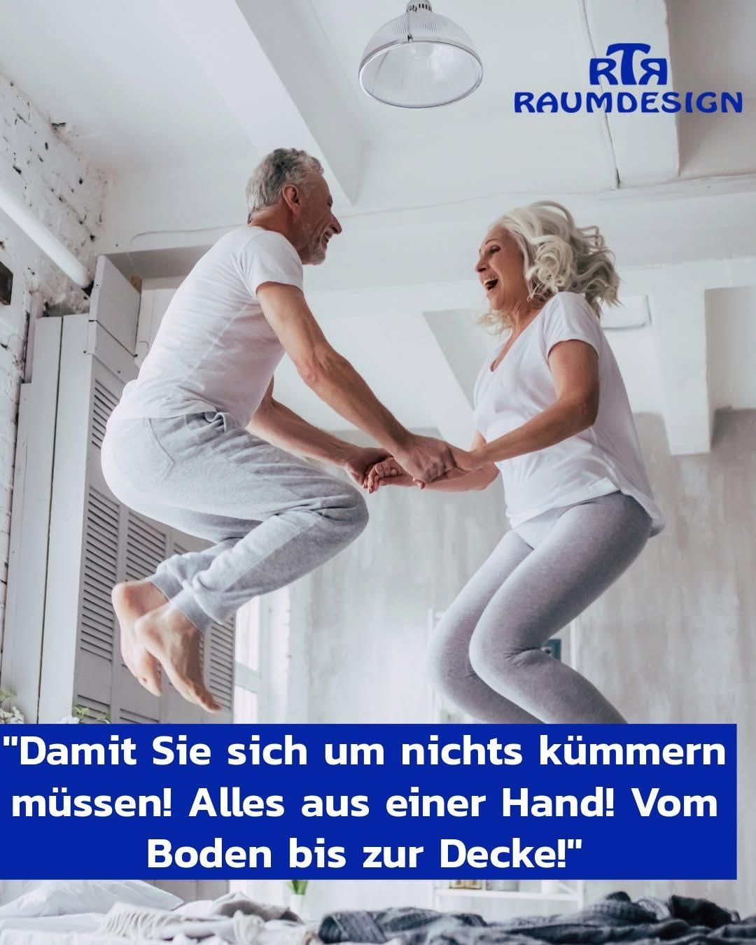 Ein älteres Paar springt fröhlich zusammen in einem Raum und hält sich an den Händen. Sie tragen beide weiße T-Shirts und graue Leggings. Der Raum hat weiße Wände, und links befindet sich ein Fenster mit einem weißen Fensterladen. Das Bild hat einen blauen Rand mit einem Zitat auf Deutsch.