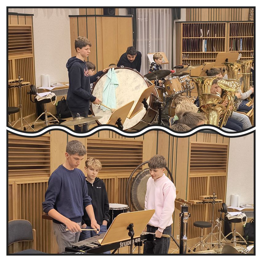 Zwei Bilder zeigen eine Bandprobe. Das obere Bild zeigt einen Jungen, der eine Trommel spielt, während andere verschiedene Instrumente spielen. Das untere Bild zeigt drei Jungen, von denen einer Xylophon spielt, ein anderer einen Drumstick hält und der dritte zusieht.