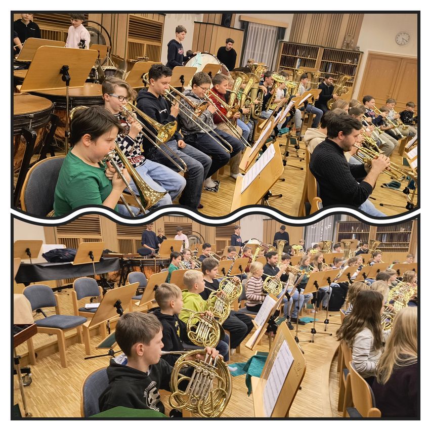Eine Bandprobe mit jungen Musikern, die Posaunen und Tubas spielen, geleitet von einem Mann in einem schwarzen Pullover.