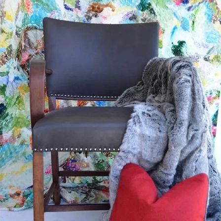 Bild enthält, Furniture, Chair, Adult, Female, Person, Woman, Armchair