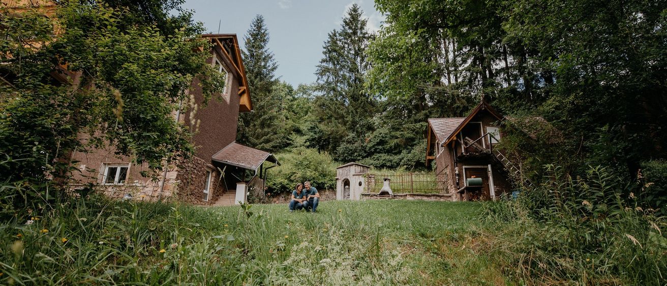 Bild enthält, Building, Outdoors, Shelter, Nature, Countryside, Hut, Rural, Person, Housing, Village
