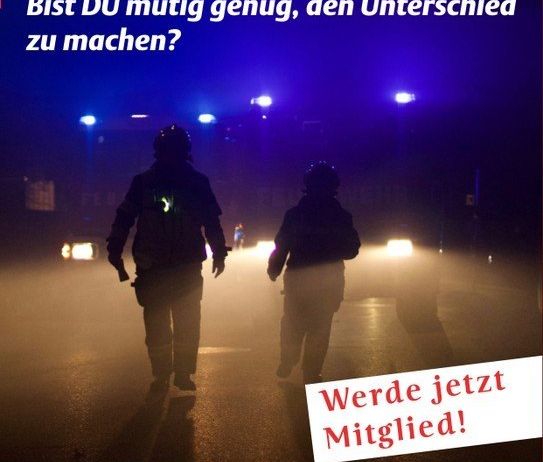 Ein Plakat zeigt zwei Feuerwehrleute, die im Nebel laufen. Der Text lautet: 'Dein Einsatz macht uns stärker!' Weitere Informationen finden Sie auf unserer Website, www.of-roethis.at.