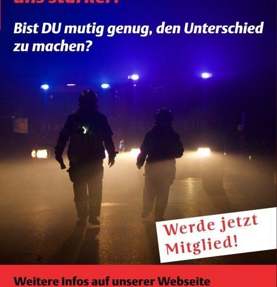 Ein Plakat zeigt zwei Feuerwehrleute, die im Nebel laufen. Der Text lautet: 'Dein Einsatz macht uns stärker!' Weitere Informationen finden Sie auf unserer Website, www.of-roethis.at.