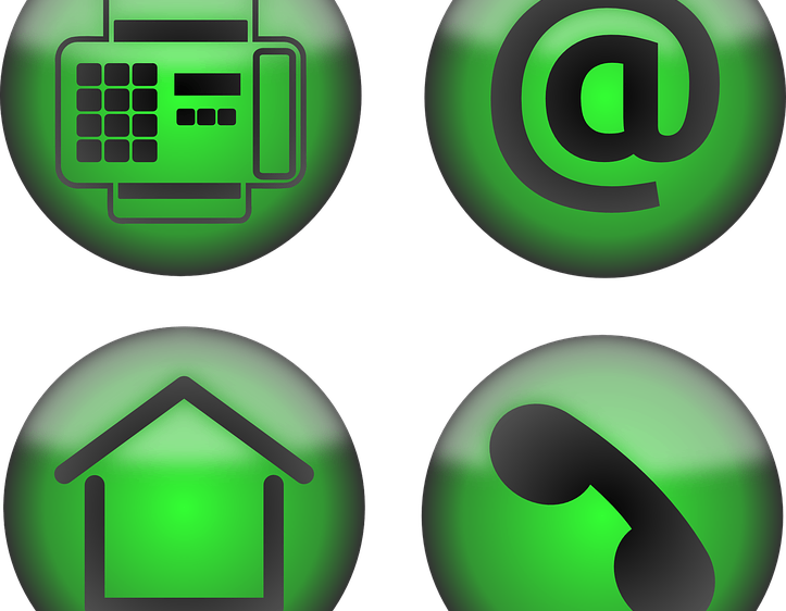 Vier grüne runde Symbole auf schwarzem Hintergrund: ein Drucker, ein E-Mail-Symbol, ein Haus und ein Telefon.