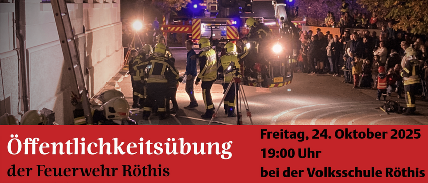 Feuerwehrleute in gelben Uniformen stehen bei Nacht mit einem Leiterwagen draußen, einige stehen auf dem Wagen. Zuschauer beobachten.