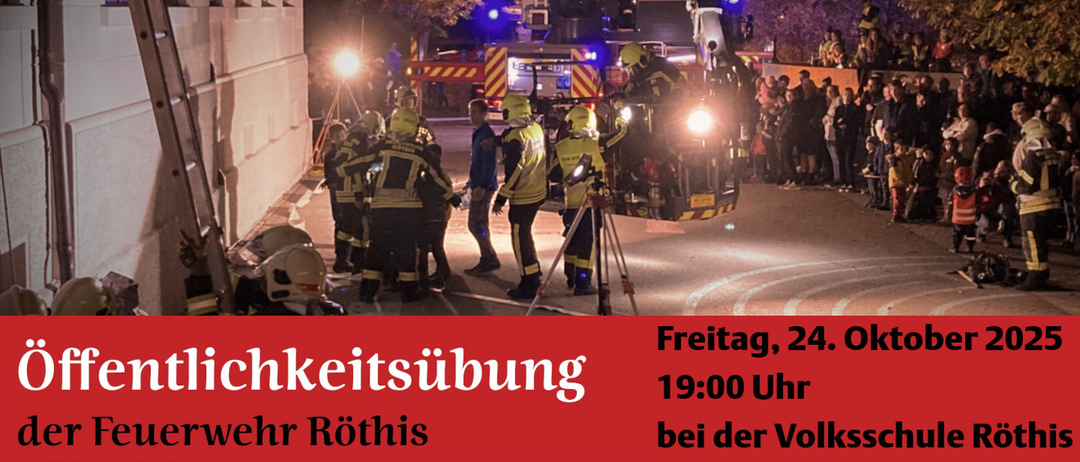 Feuerwehrleute in gelben Uniformen stehen bei Nacht mit einem Leiterwagen draußen, einige stehen auf dem Wagen. Zuschauer beobachten.