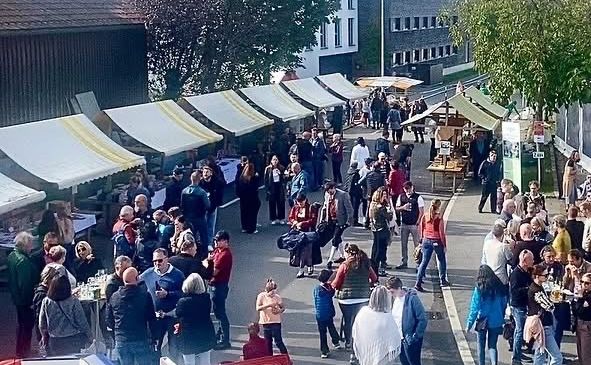 Bild enthält, People, Person, City, Urban, Street, Walking, Head, Neighborhood, Crowd, Face