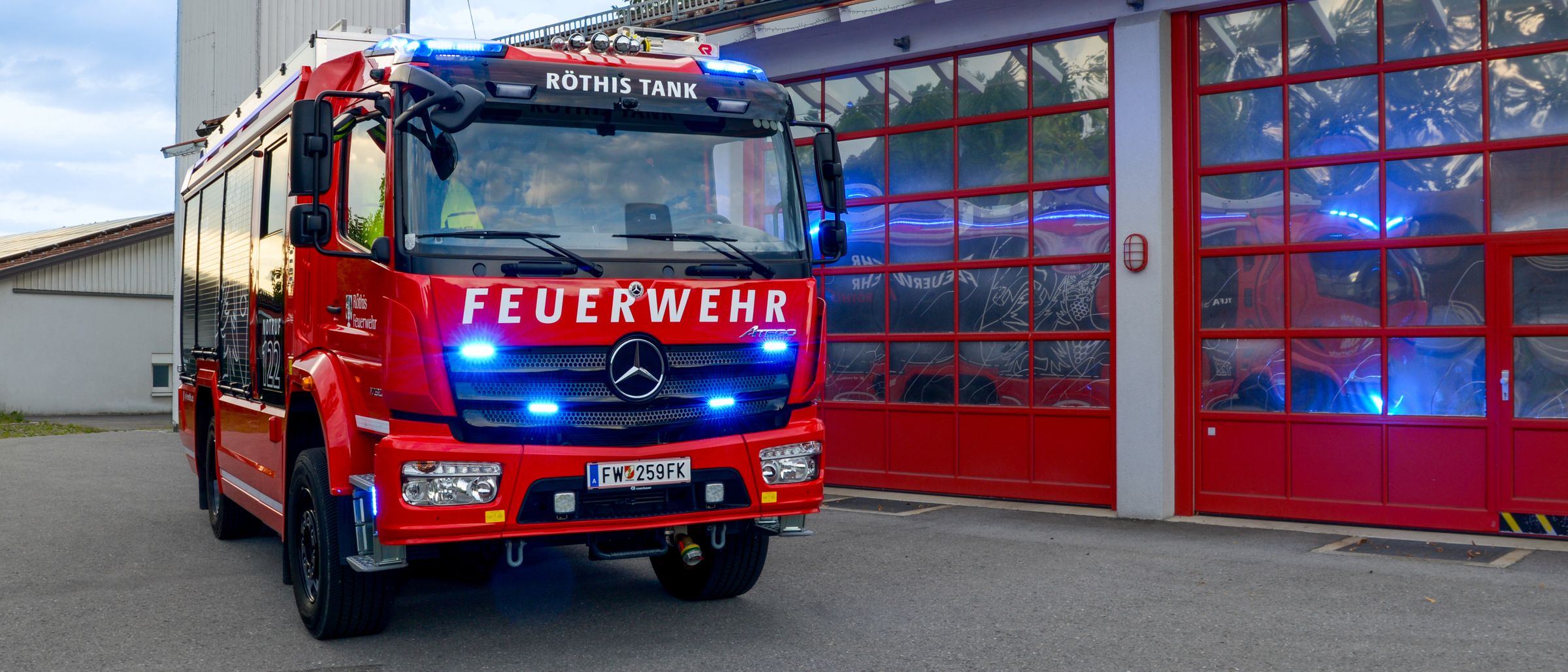 Bild enthält, Transportation, Truck, Vehicle, Machine, Wheel, Fire Truck, Fire Station