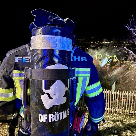 Bild enthält, Tape, Nature, Outdoors, Yard, Adult, Male, Man, Person, Can, Tin