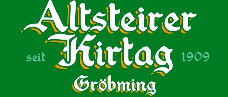 Ein grüner Banner mit weißem und gelbem Text, der 'Altsteirer Kirtag seit 1909, Grobming' lautet. Der Text ist in einer stilisierten Schriftart geschrieben.
