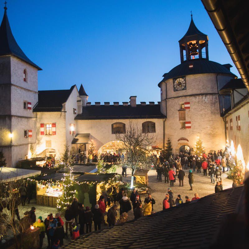 Bild enthält, Building, Clock Tower, Tower, Urban, City, Person, Festival, Christmas Decorations, People, Lighting