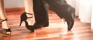 Bild enthält, Clothing, Footwear, Shoe, High Heel, Wood, Person, Sandal, Floor, Flooring, Hardwood