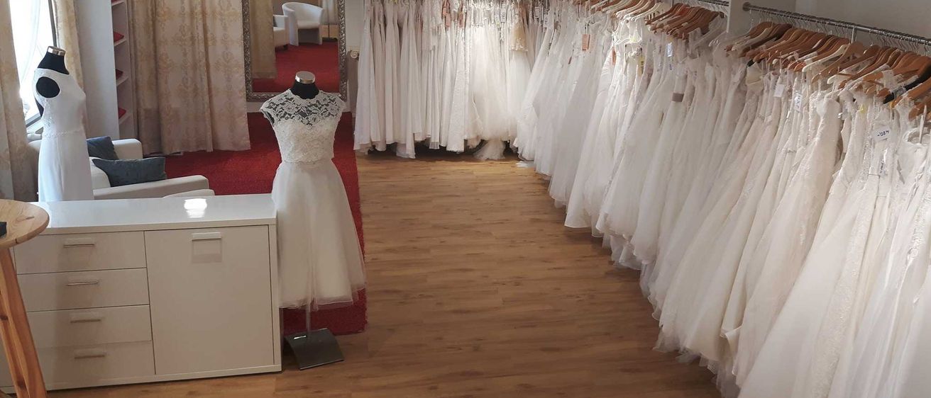 Bild enthält, Boutique, Shop, Indoors, Adult, Bride, Female, Person, Woman, Furniture, Dress