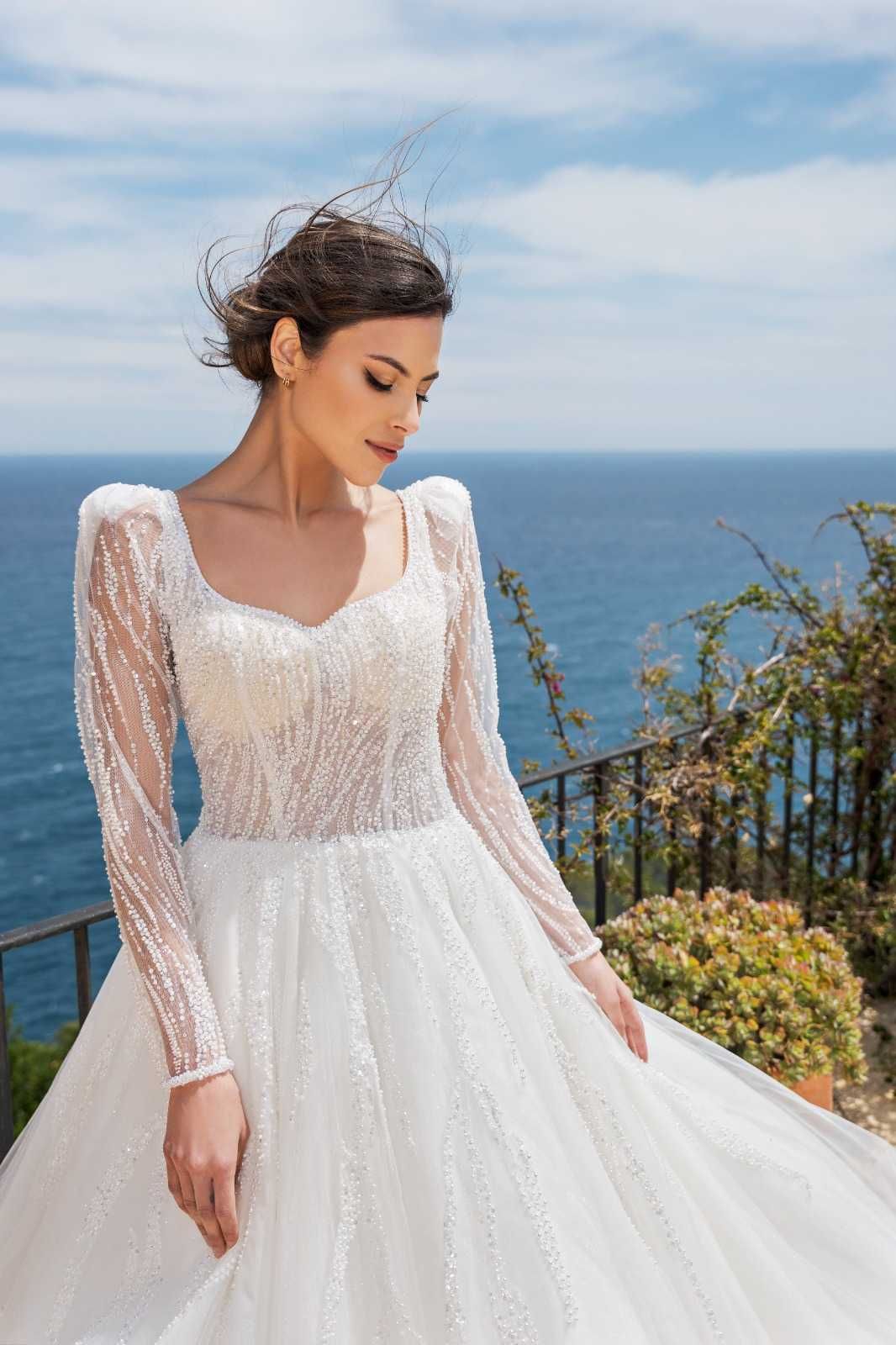 Bild enthält, Dress, Fashion, Formal Wear, Gown, Wedding Gown, Sleeve, Adult, Bride, Person, Woman