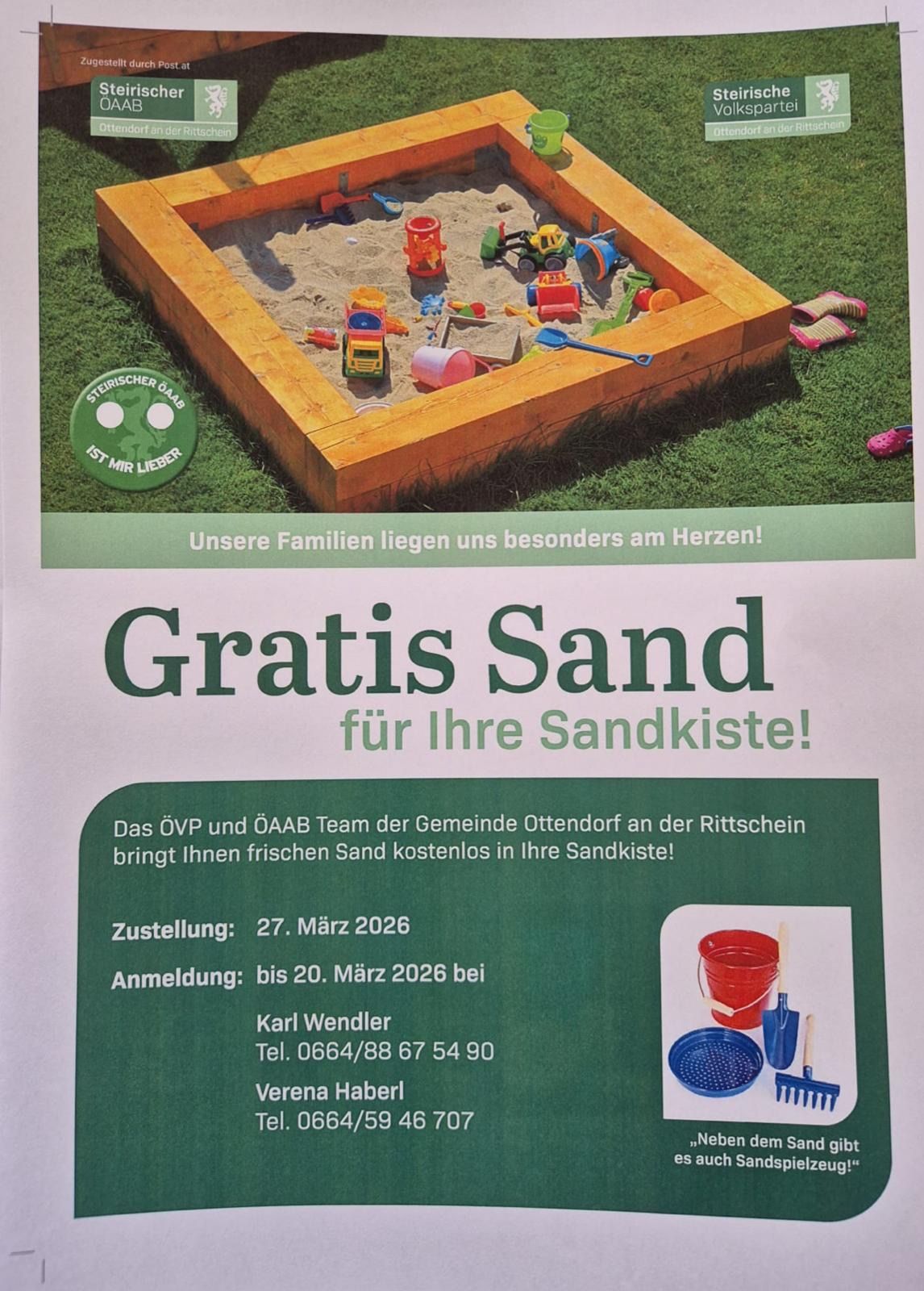 Plakat mit einem Sandkasten voller Spielzeug. Der Text lautet: 'Kostenloser Sand für Ihren Sandkasten!' Lieferung am 27. März 2026. Anmeldung bis 20. März 2026. Kontaktieren Sie Karl Wendler oder Verena Haberl.