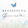 Ein blauer Schmetterling fliegt über einem Blumenfeld mit dem Wort 'Bestattung Himmelsfalter' in Deutsch.