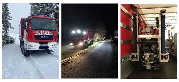 Ein roter Feuerwehrwagen fährt auf einer verschneiten Straße. Der Wagen hat das Wort 'Feuerwehr' an der Seite.