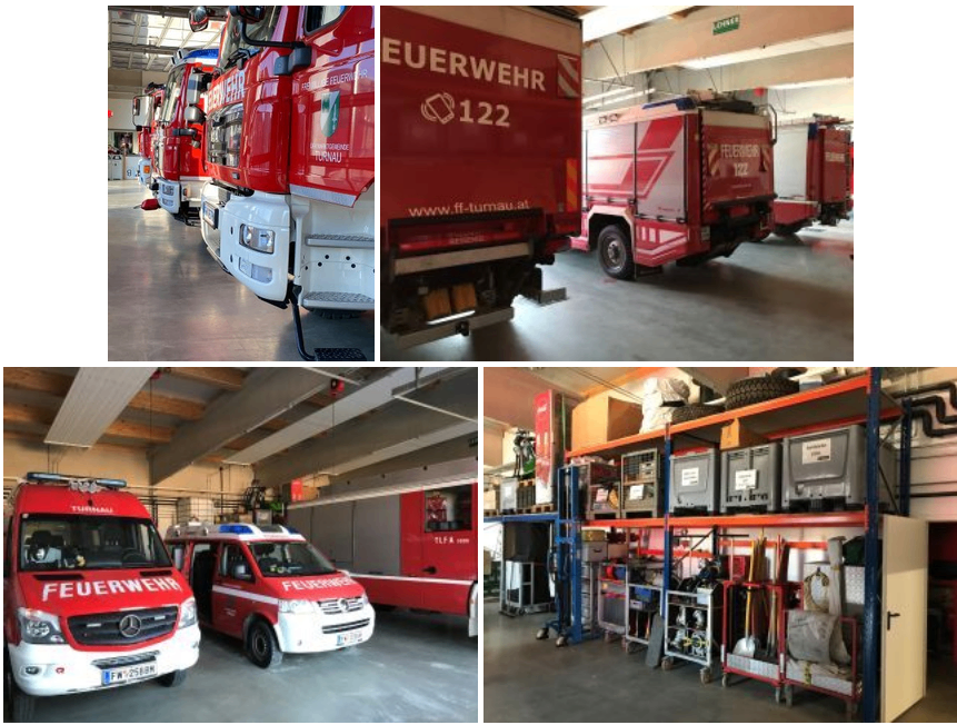 Eine Collage von Bildern, die verschiedene Feuerwehrfahrzeuge und Ausrüstung in einer Feuerwache zeigt. Das erste Bild zeigt eine Reihe roter Feuerwehrfahrzeuge, das zweite zeigt eine Nahaufnahme eines Feuerwehrfahrzeugs mit der Nummer 122, das dritte zeigt ein rotes und weißes Feuerwehrfahrzeug und das vierte zeigt einen Lagerbereich mit verschiedener Ausrüstung.