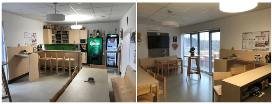 Eine Küche mit Kühlschrank, Theke und Stühlen. Ein Essbereich mit Tischen und Stühlen.